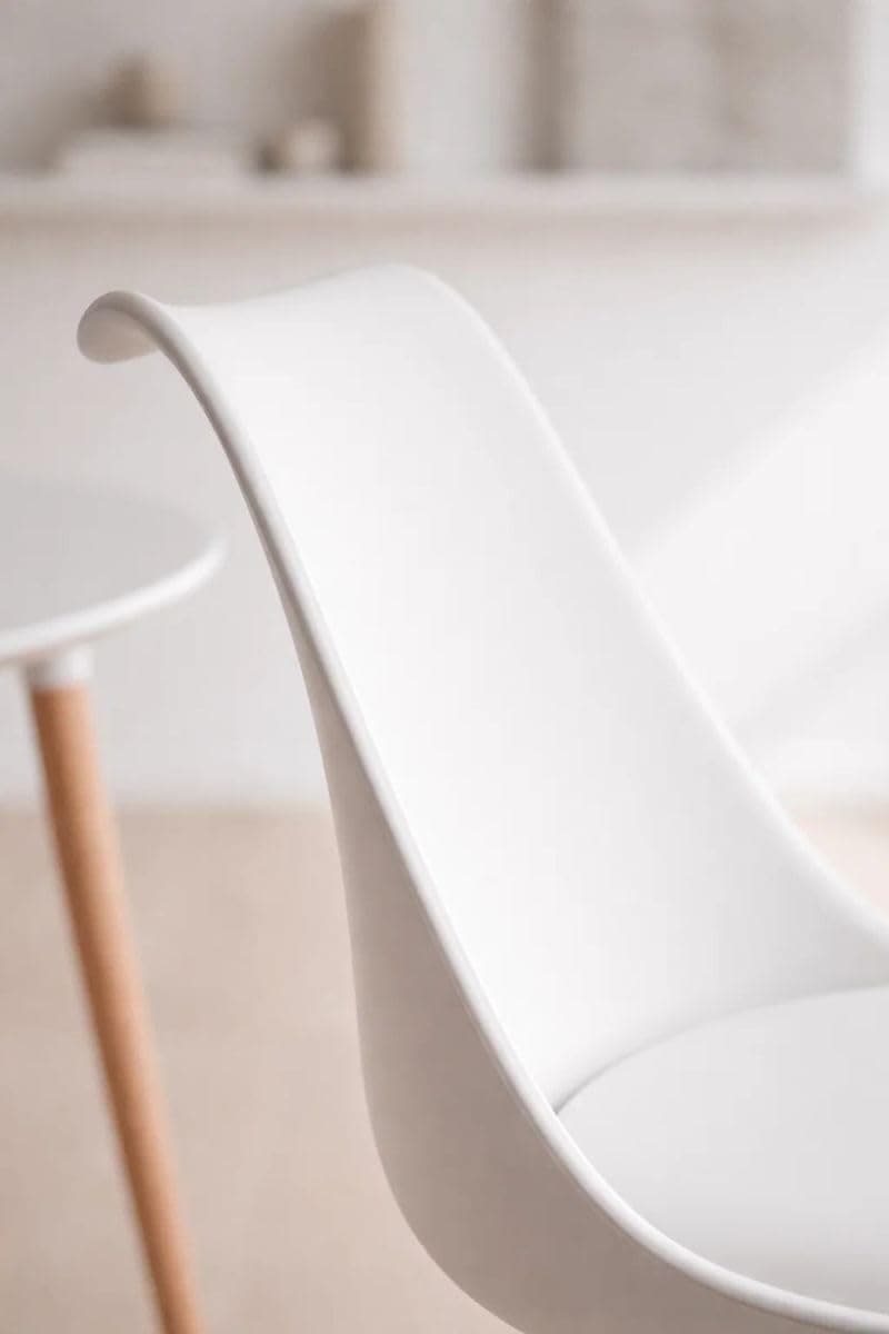 Silla Tulip blanca con patas de madera