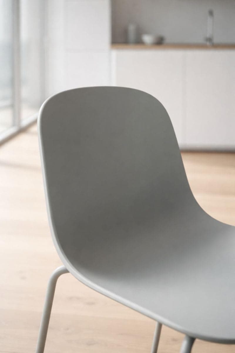 Silla de comedor gris con patas metálicas