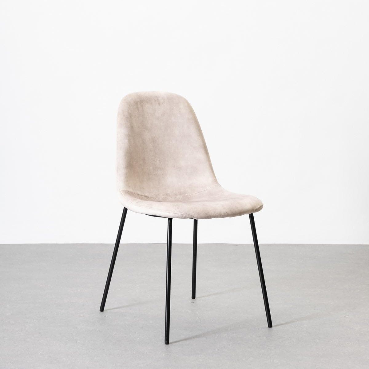 Silla de comedor tapizada en beige con patas de metal negro