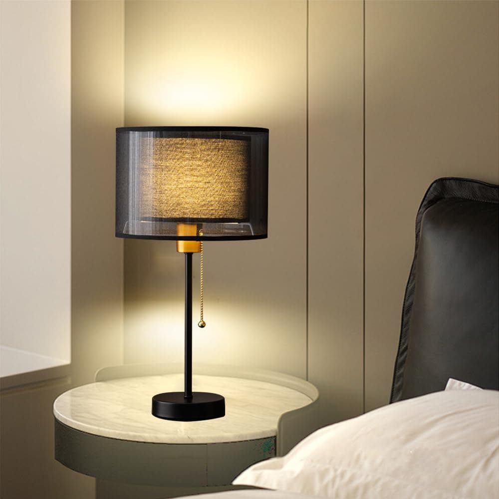 Lámpara de mesa negra con pantalla de tela