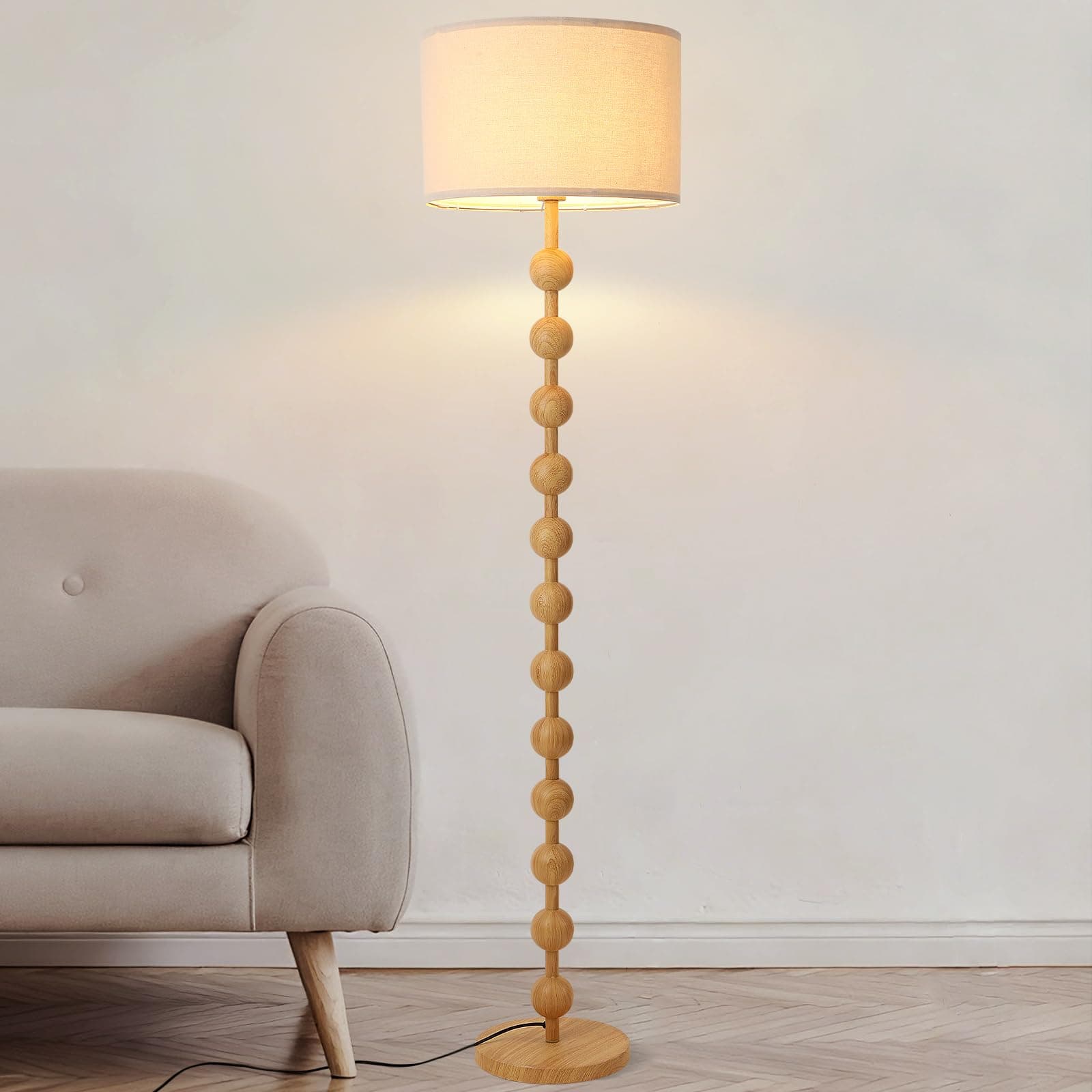 Lámpara de pie con pantalla de tela beige y cuerpo de madera clara