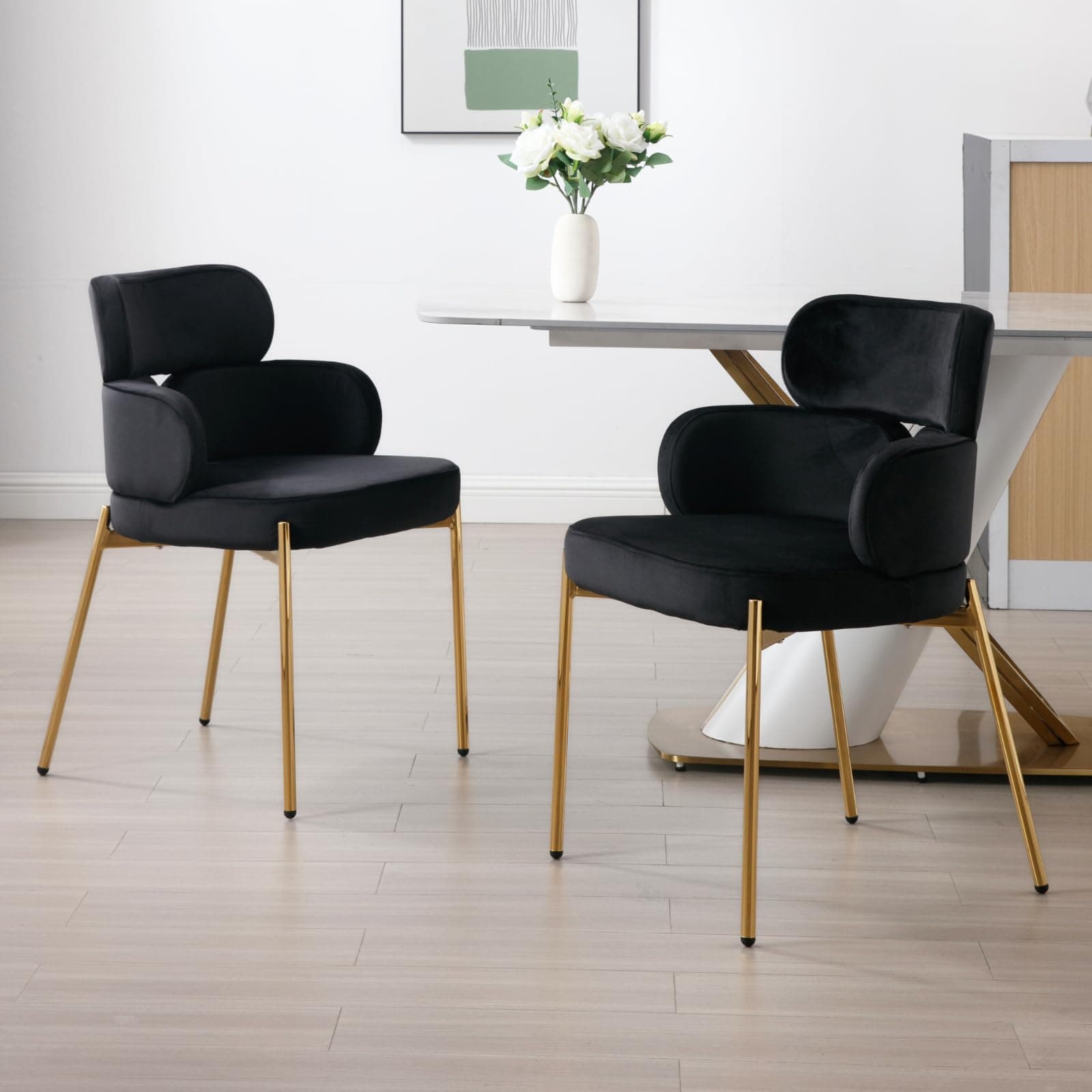 Silla de comedor tapizada en terciopelo negro con patas doradas