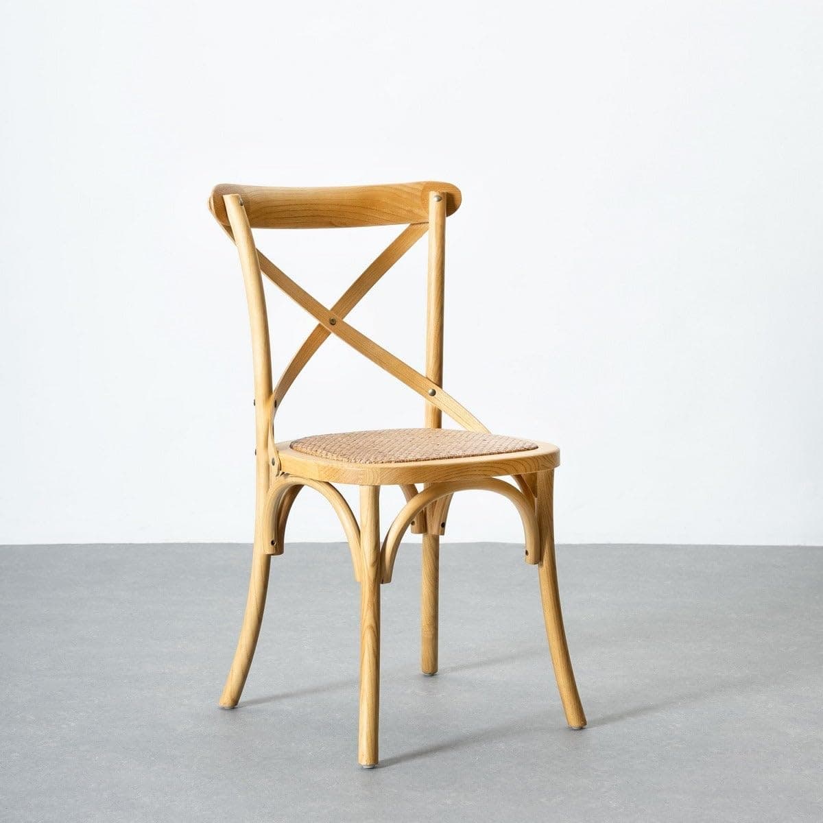 Silla de comedor de madera clara con asiento de ratán