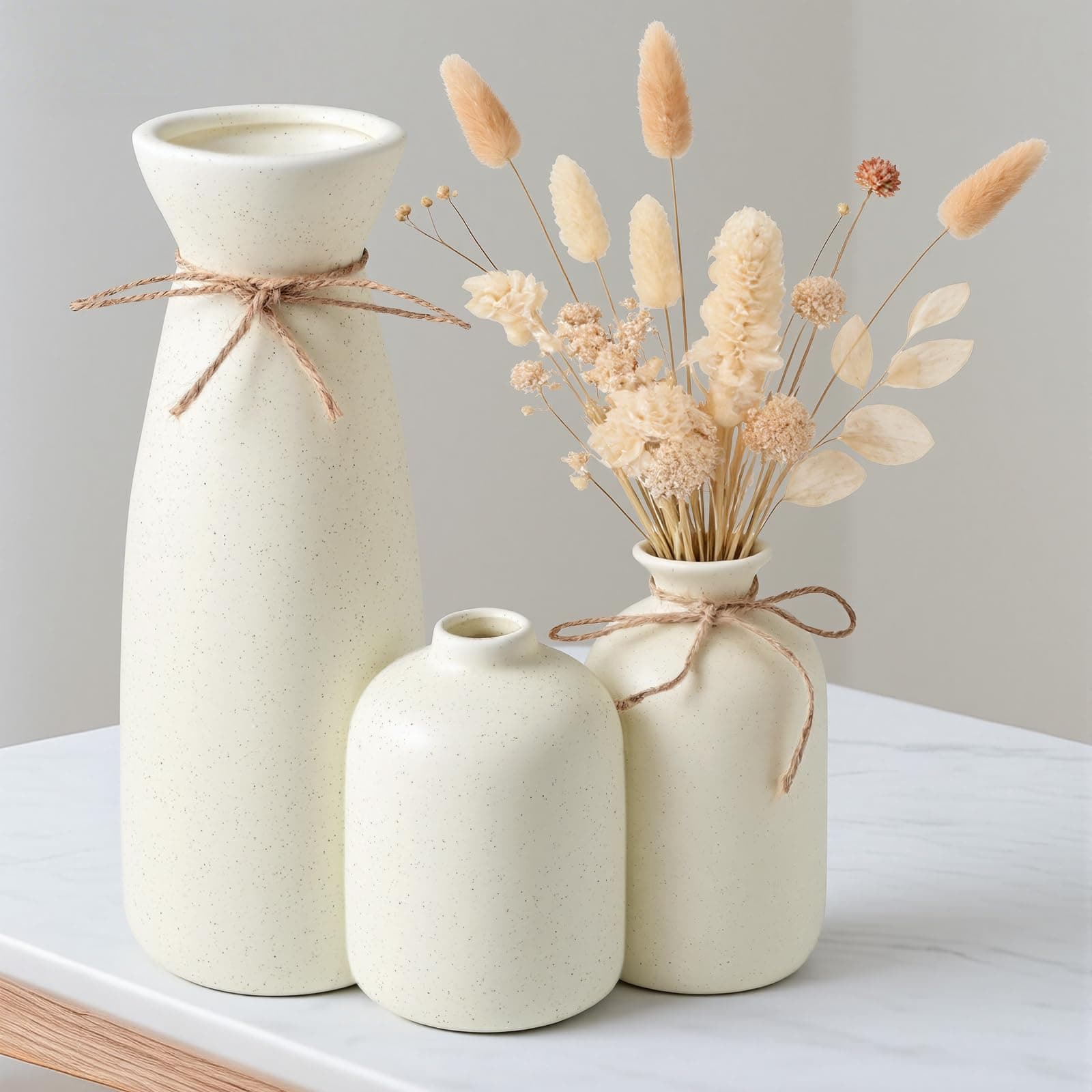 Jarrón de cerámica beige con cuerda