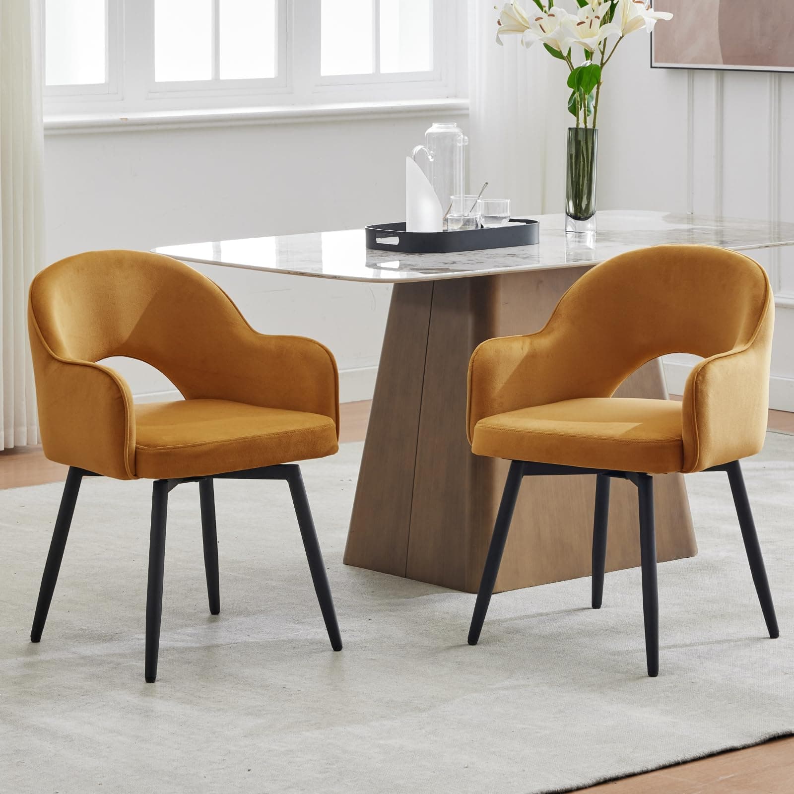 Silla de comedor tapizada en terciopelo mostaza con patas de metal negro