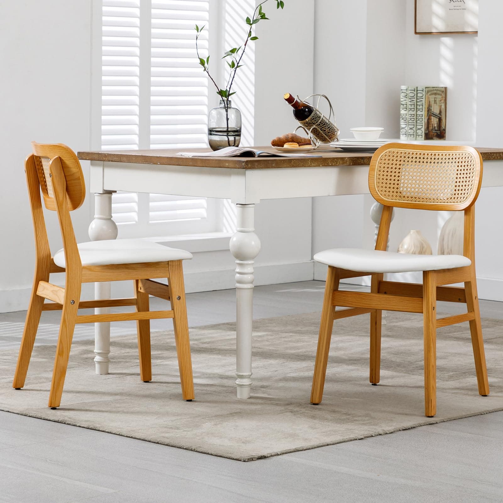 Silla de comedor de madera clara con respaldo de rejilla