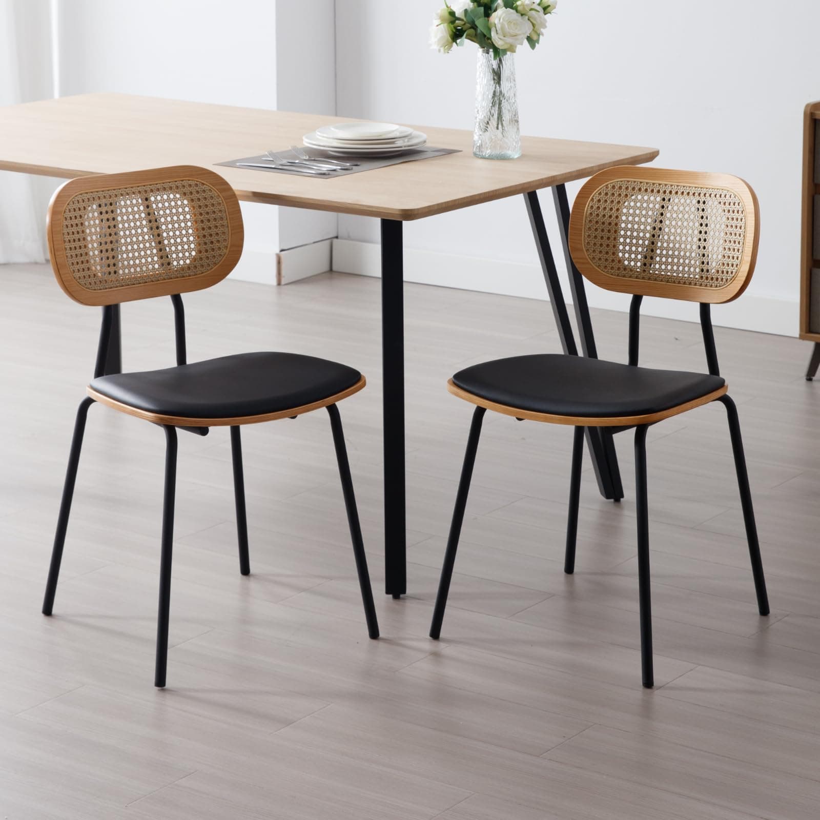 Silla de comedor con respaldo de rejilla y asiento negro