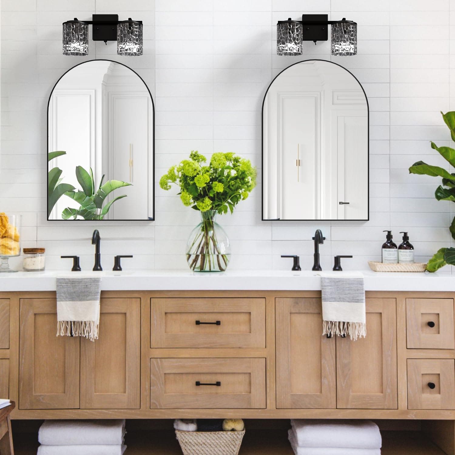 Espejo de pared con marco negro arqueado