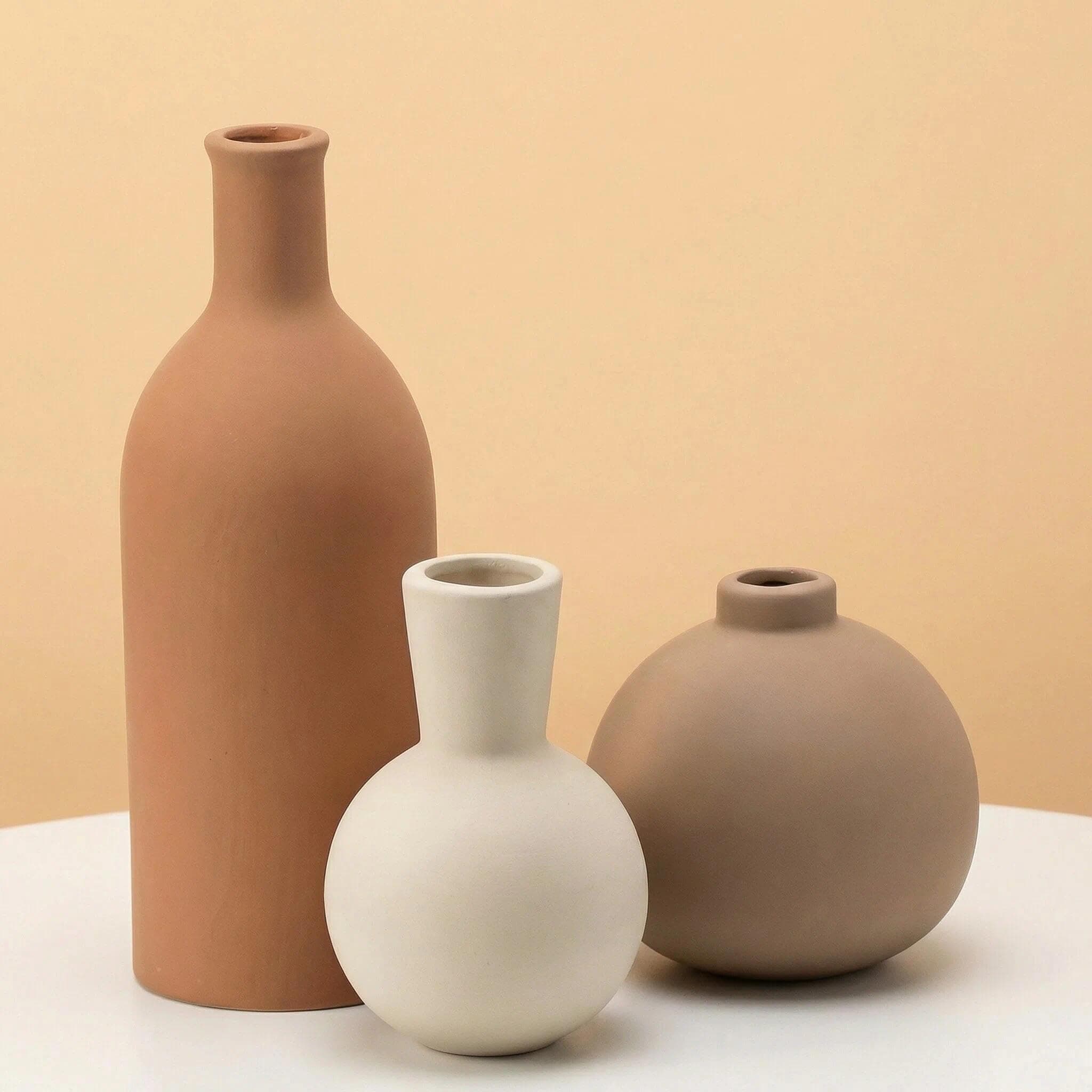 Conjunto de jarrones decorativos de terracota y beige