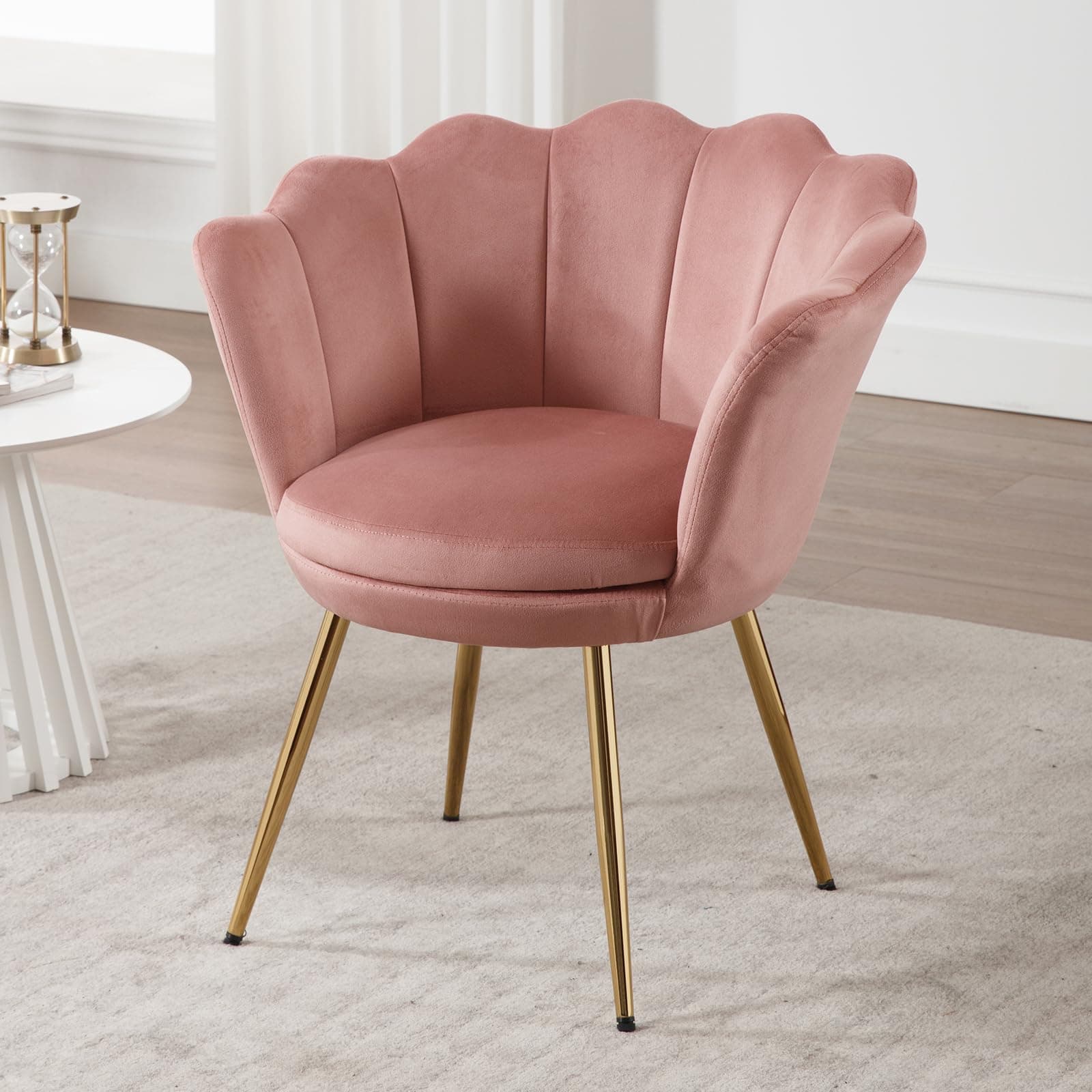 Sillón de terciopelo rosa con patas doradas