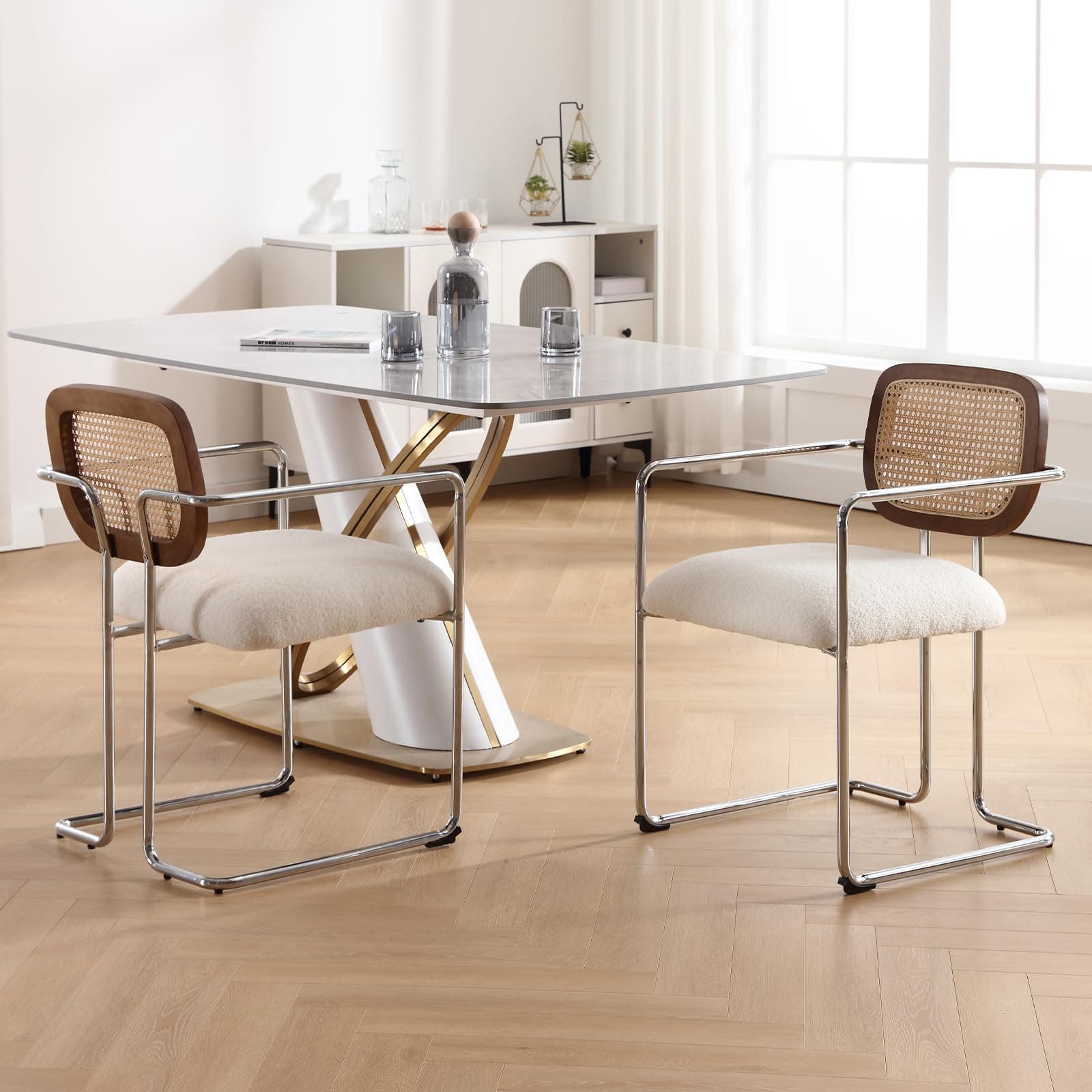 Silla de comedor moderna con asiento tapizado y respaldo de rejilla