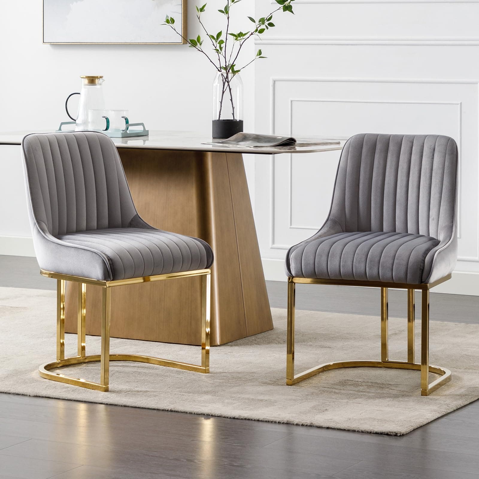 Silla de comedor tapizada en terciopelo gris con base dorada