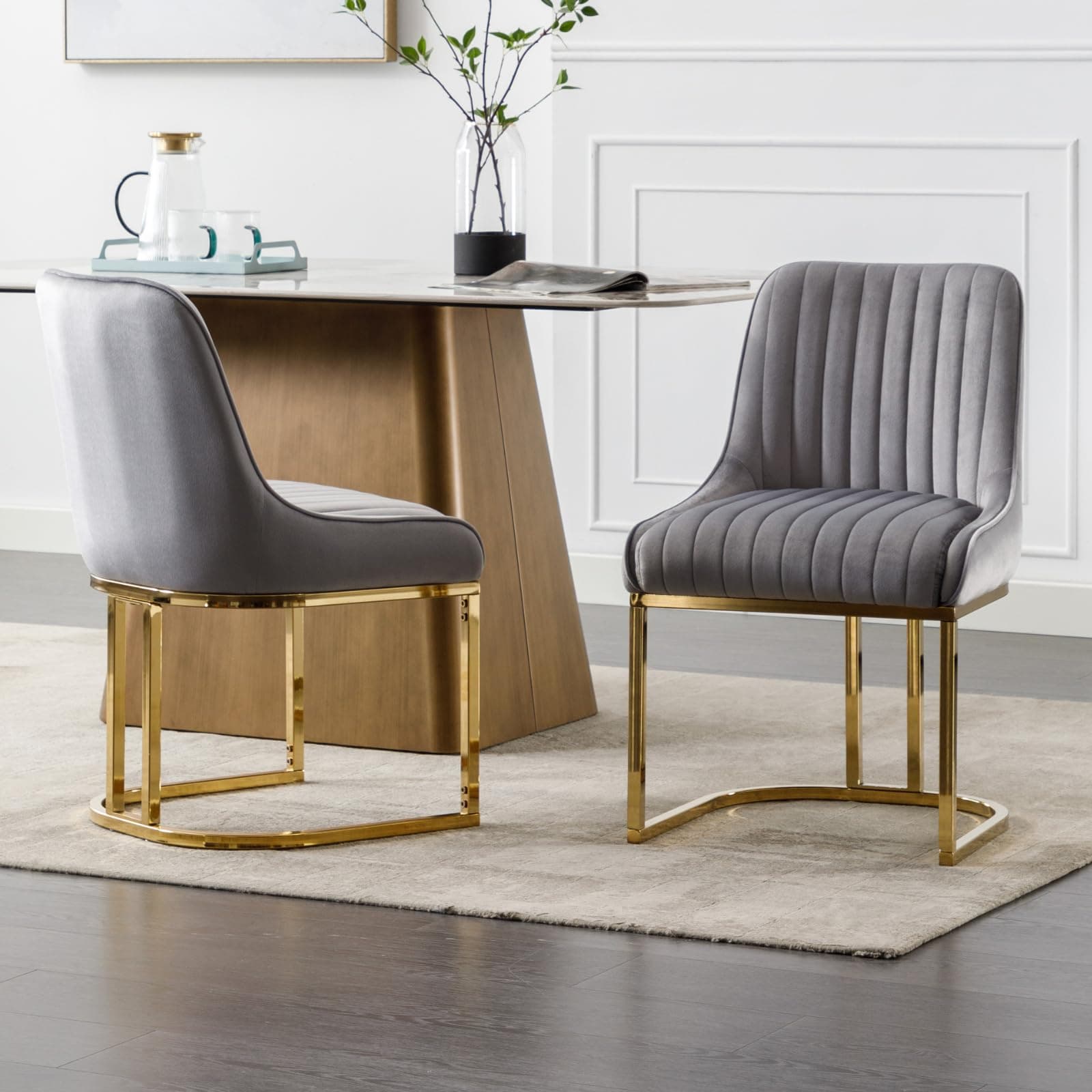 Silla de comedor tapizada en gris con patas doradas