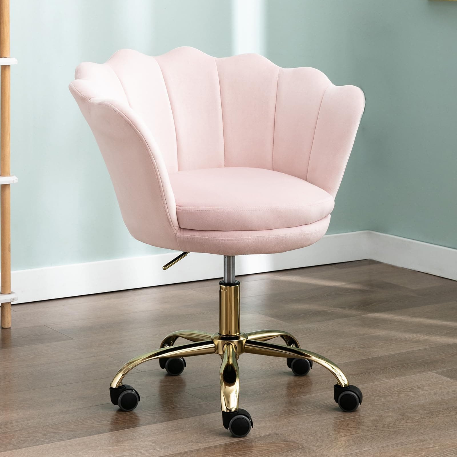 Silla de escritorio de terciopelo rosa con base dorada