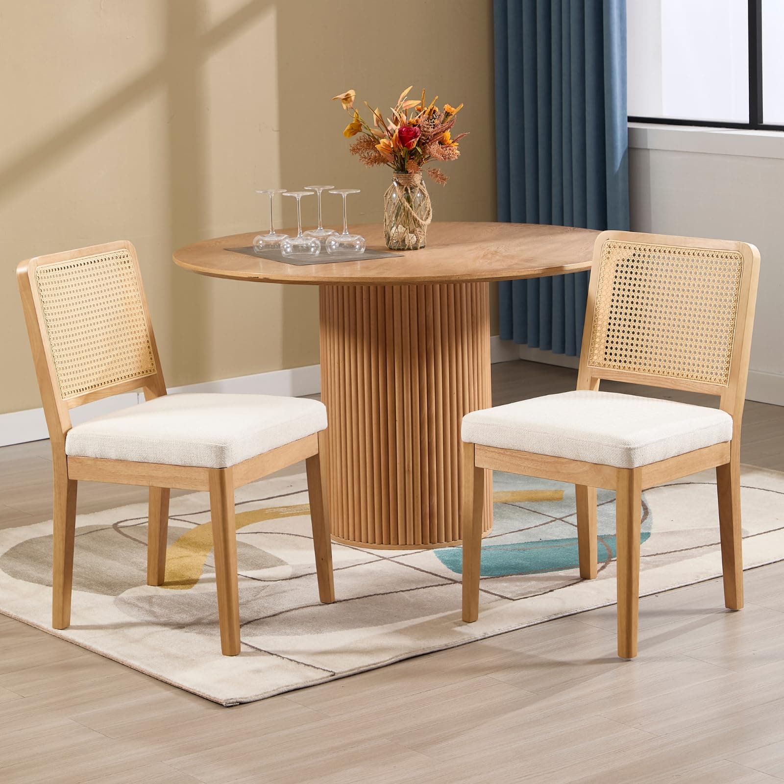 Silla de comedor de madera clara y ratán con asiento tapizado