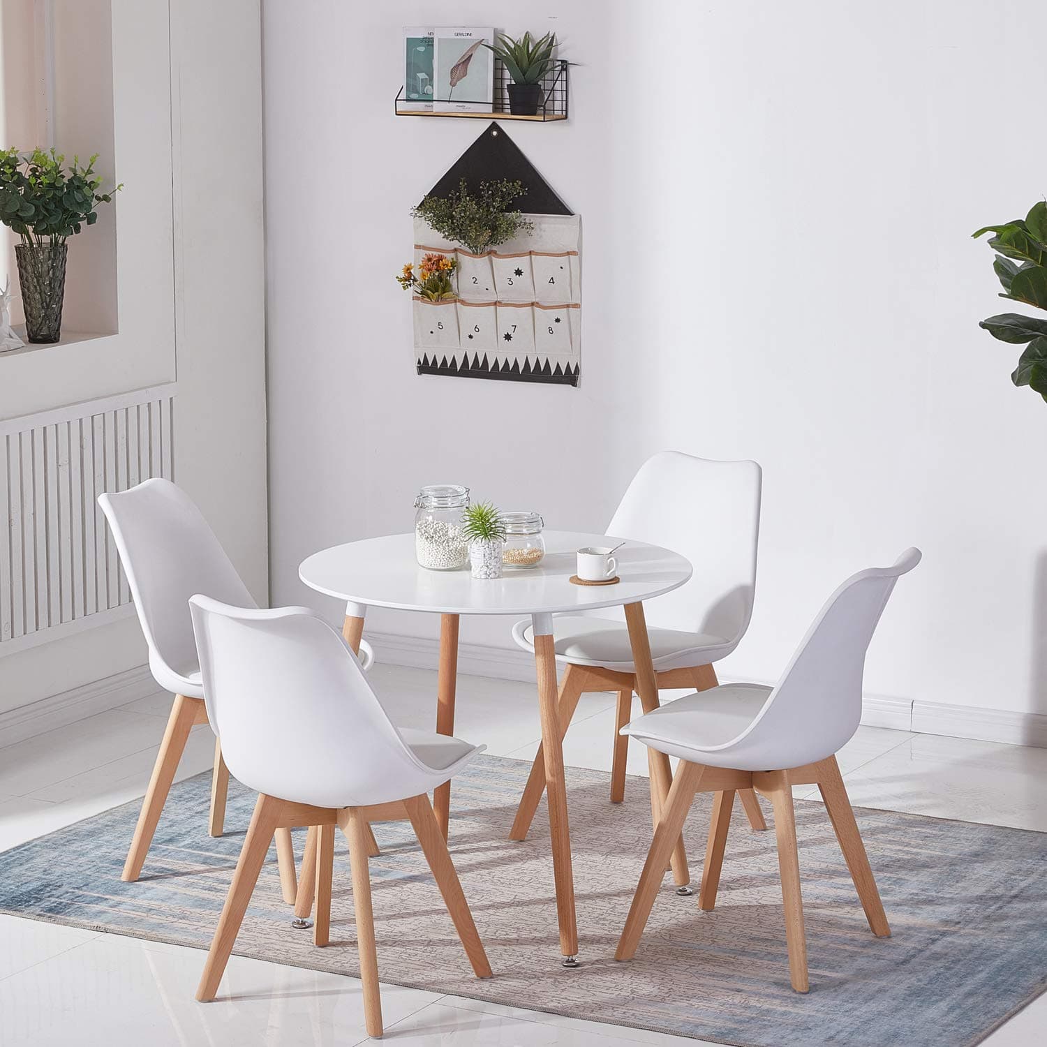 Mesa de comedor redonda blanca con sillas estilo Tulip