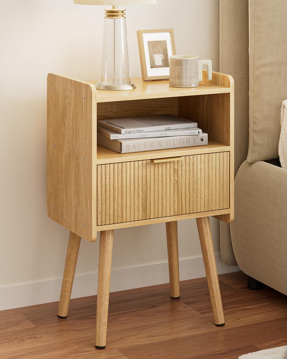 Mesita de noche de madera clara con cajón