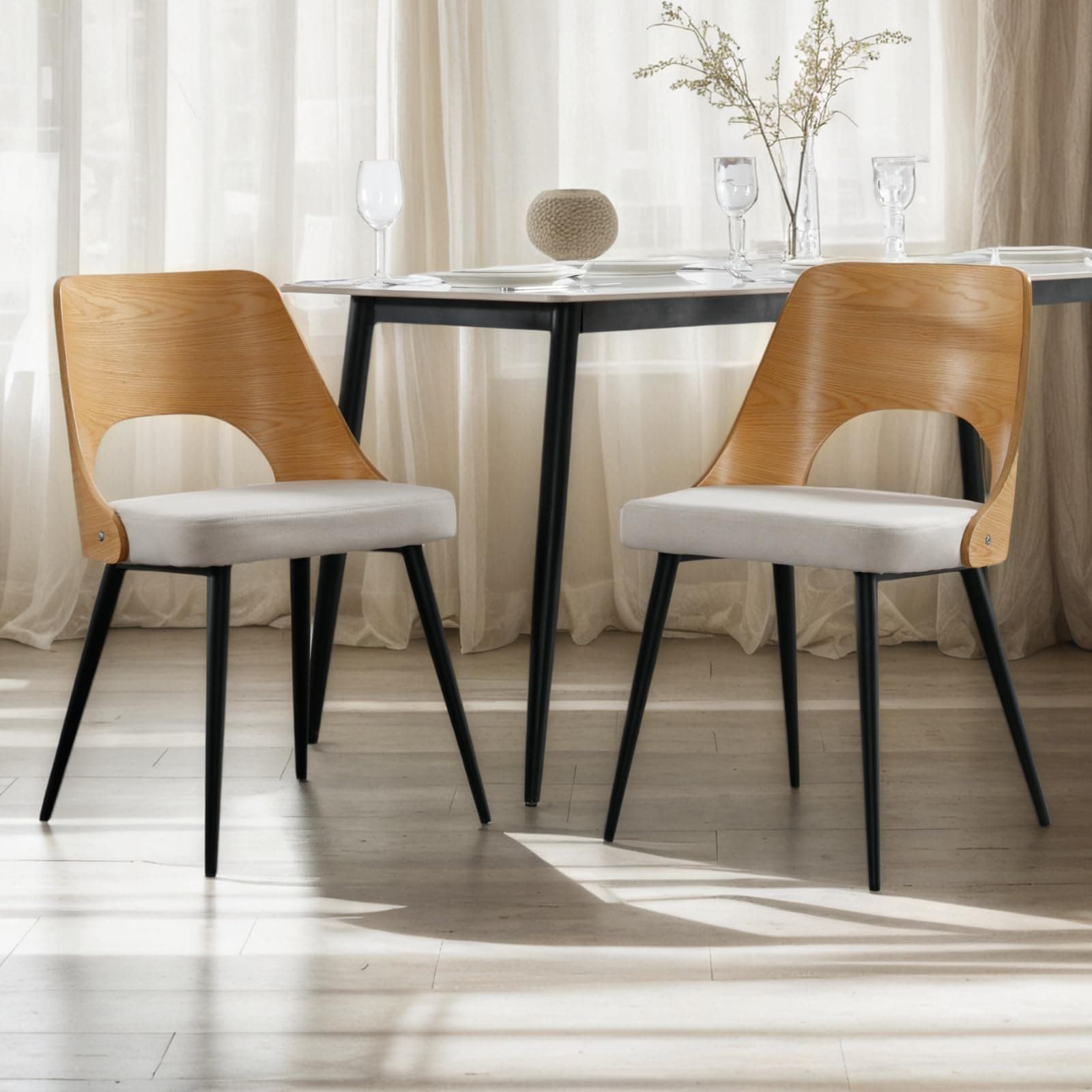 Silla de comedor con asiento tapizado y patas metálicas negras