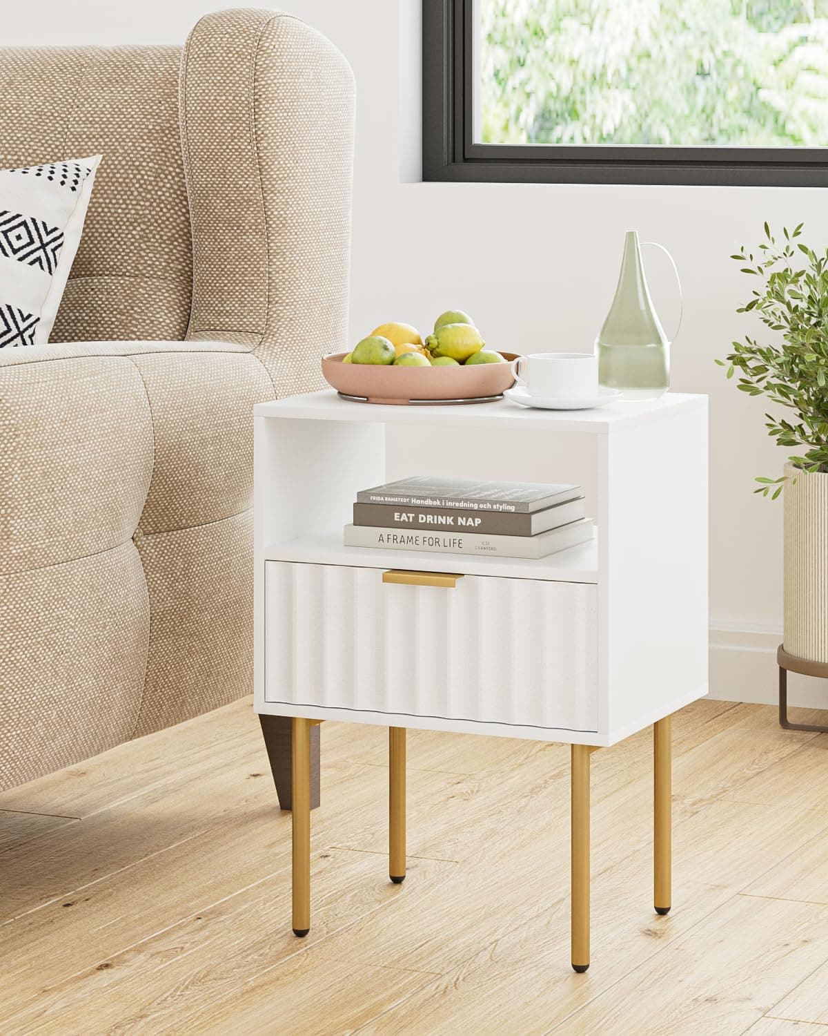 Mesita de noche blanca con cajón y patas doradas