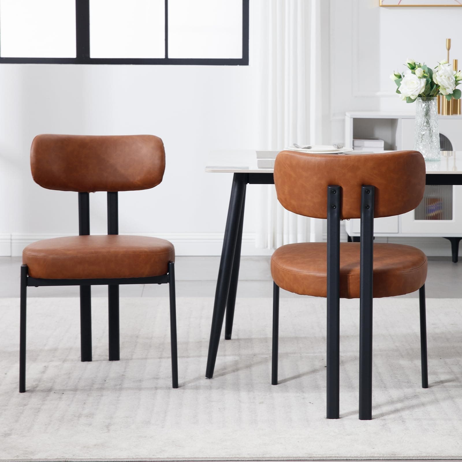 Silla de comedor tapizada en marrón con patas de metal negro