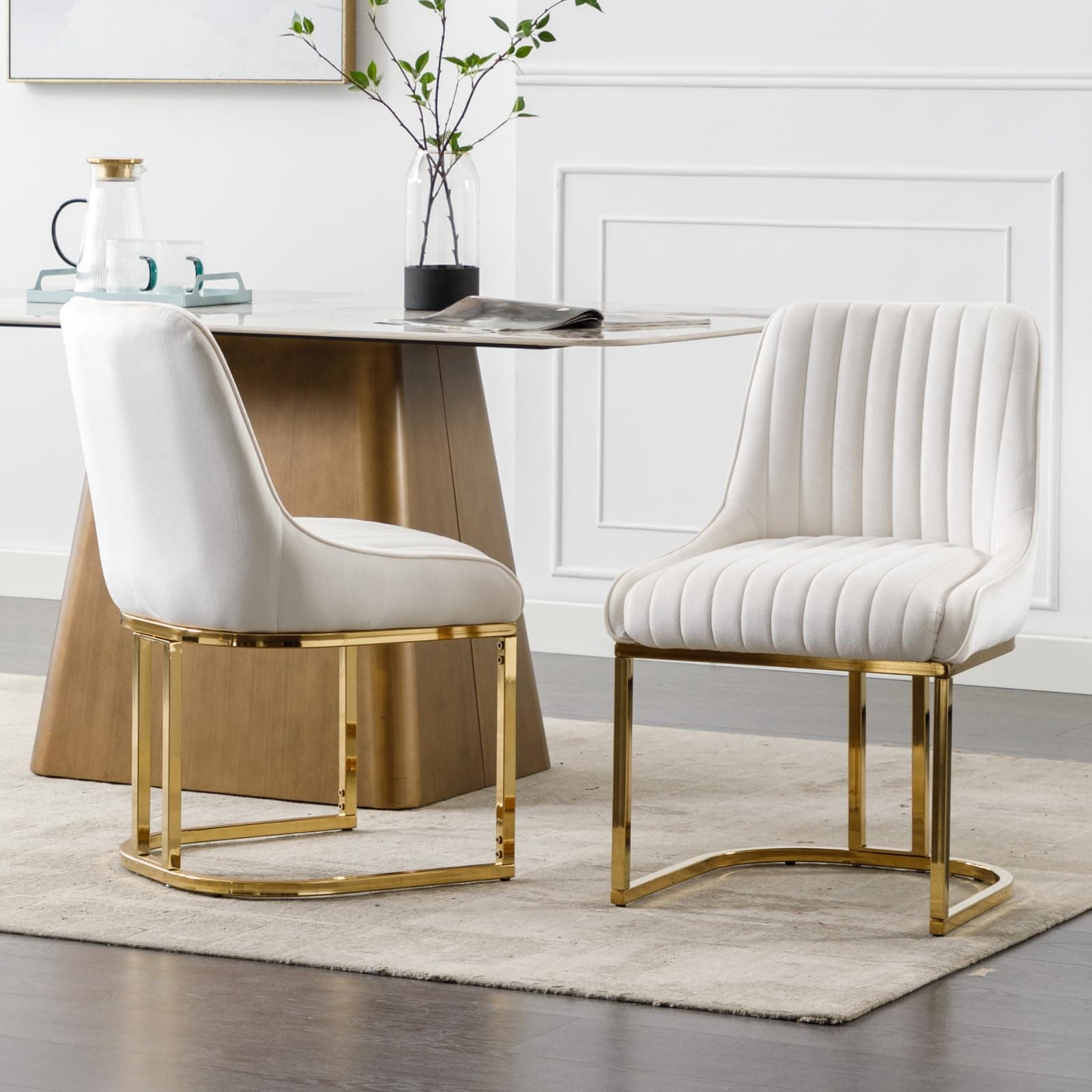 Silla de comedor tapizada en terciopelo blanco y dorado