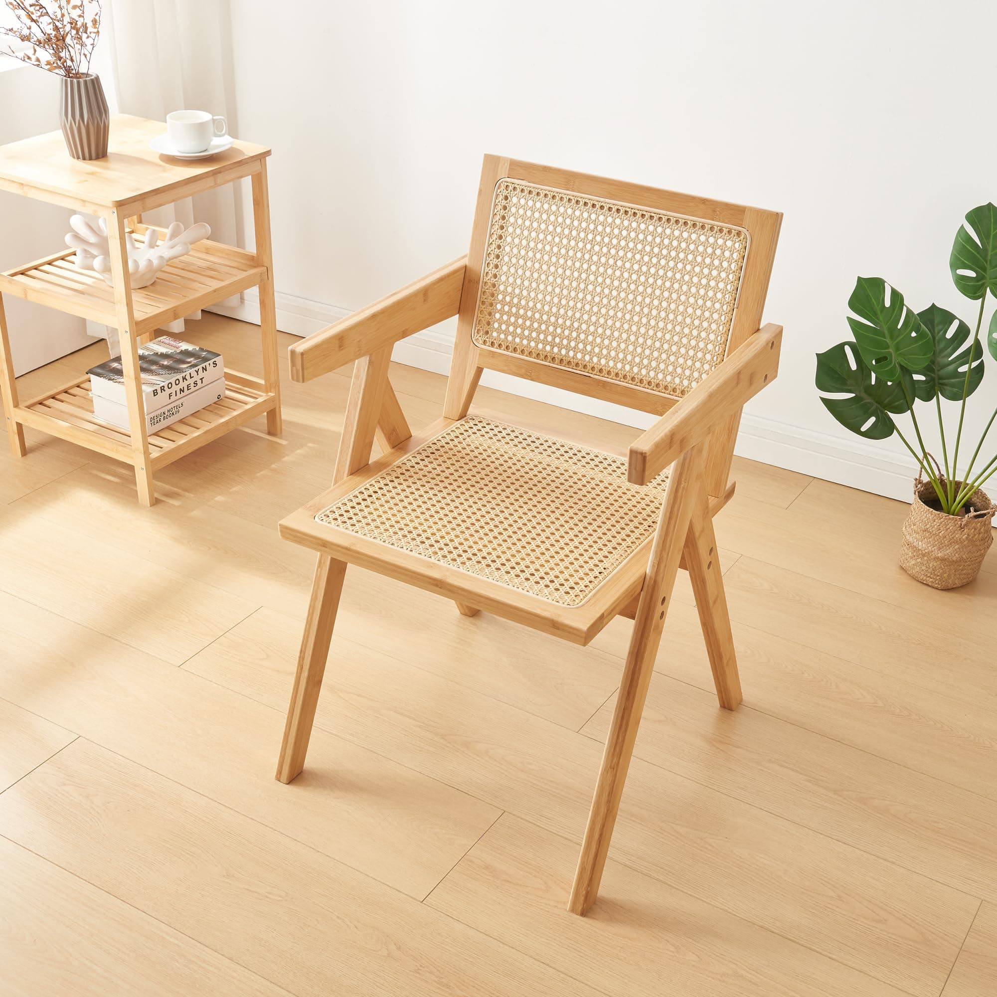 Silla de madera clara con asiento y respaldo de ratán