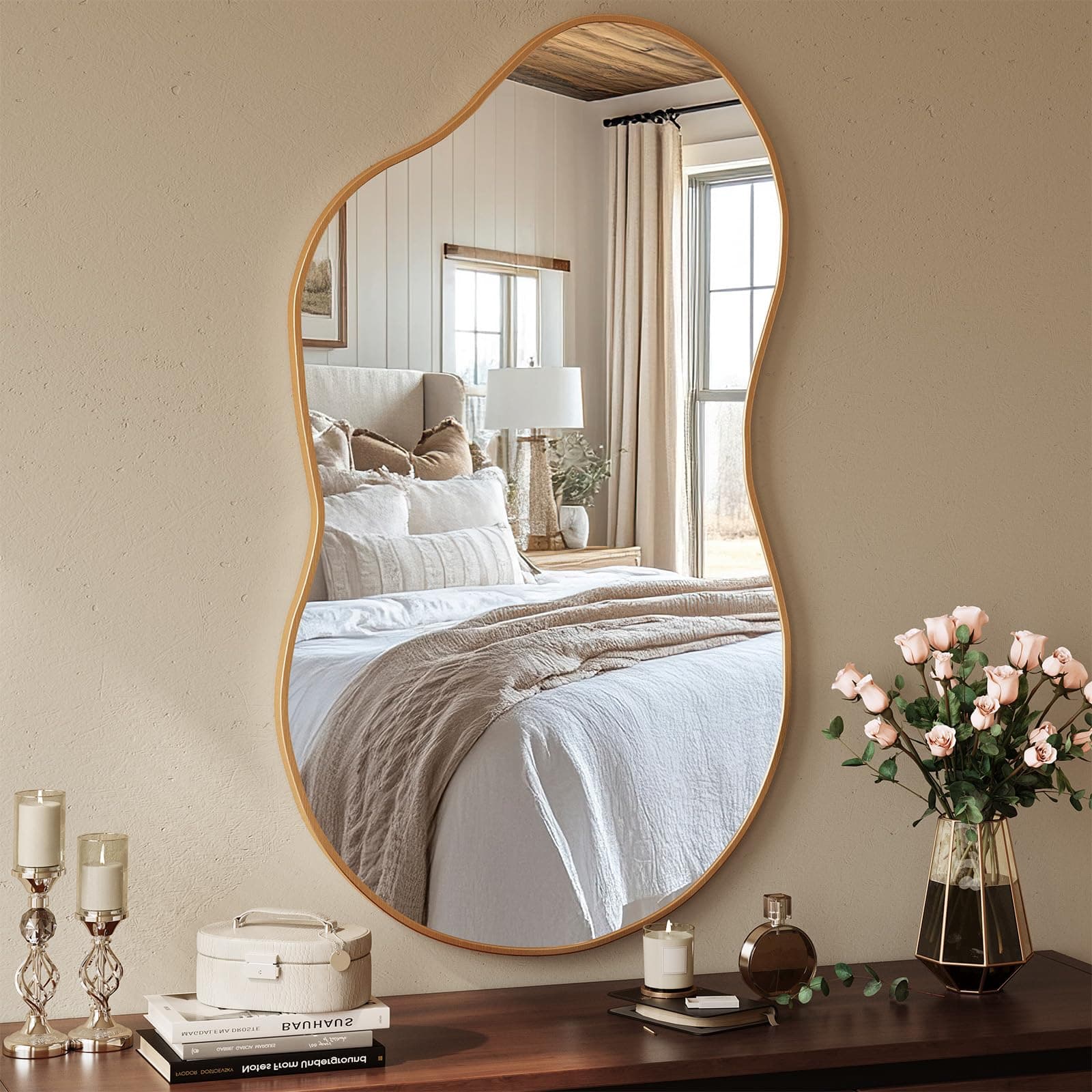 Espejo de pared orgánico con marco dorado