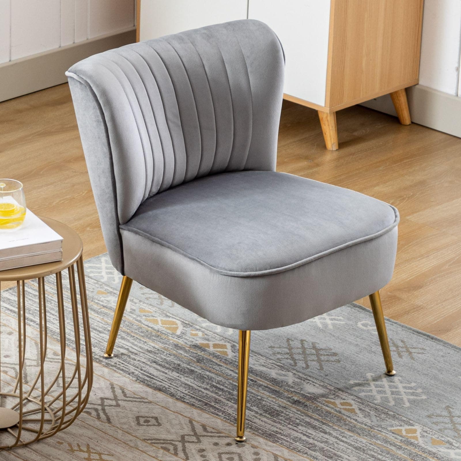 Sillón tapizado gris con patas doradas