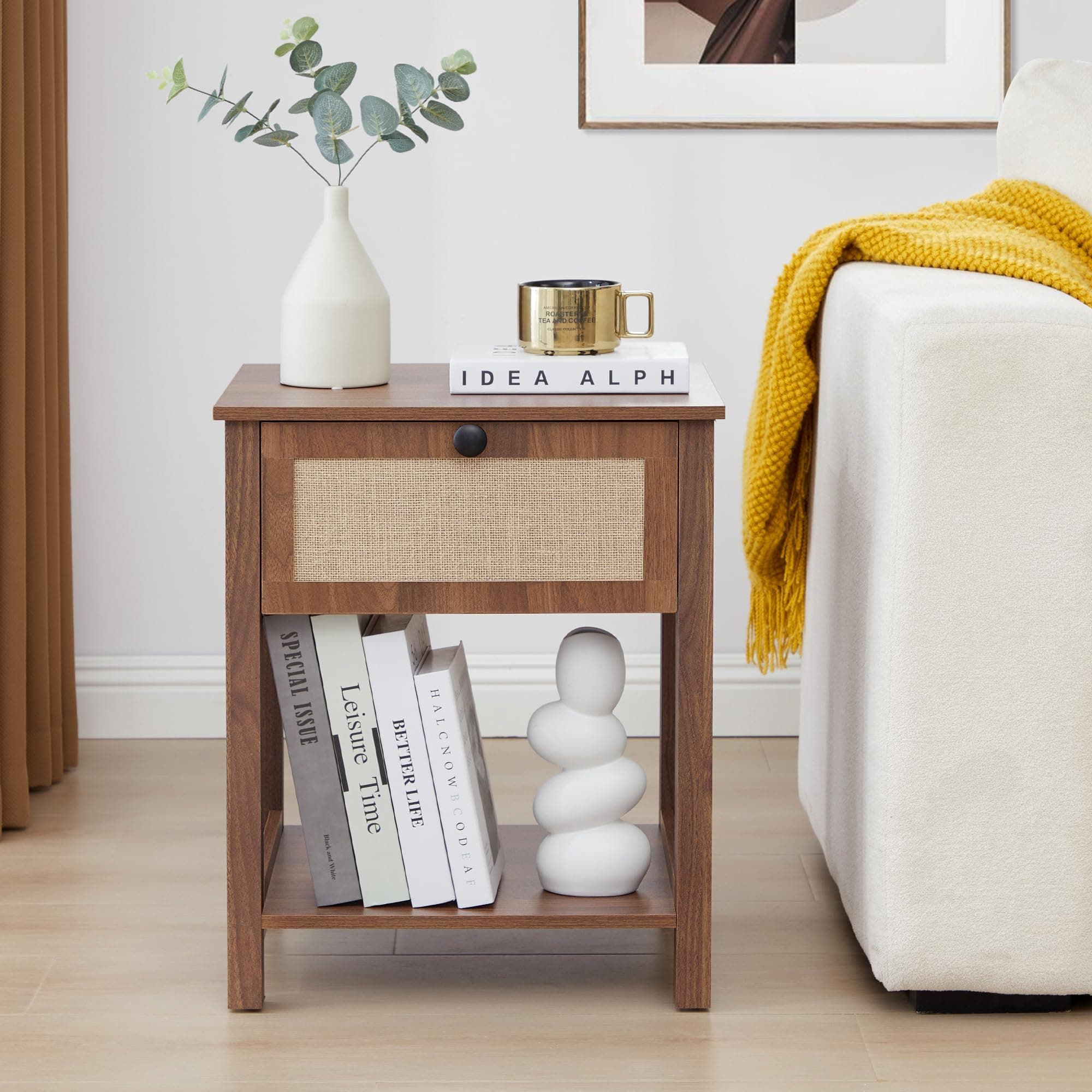 Mesita de noche de madera y ratán estilo nórdico