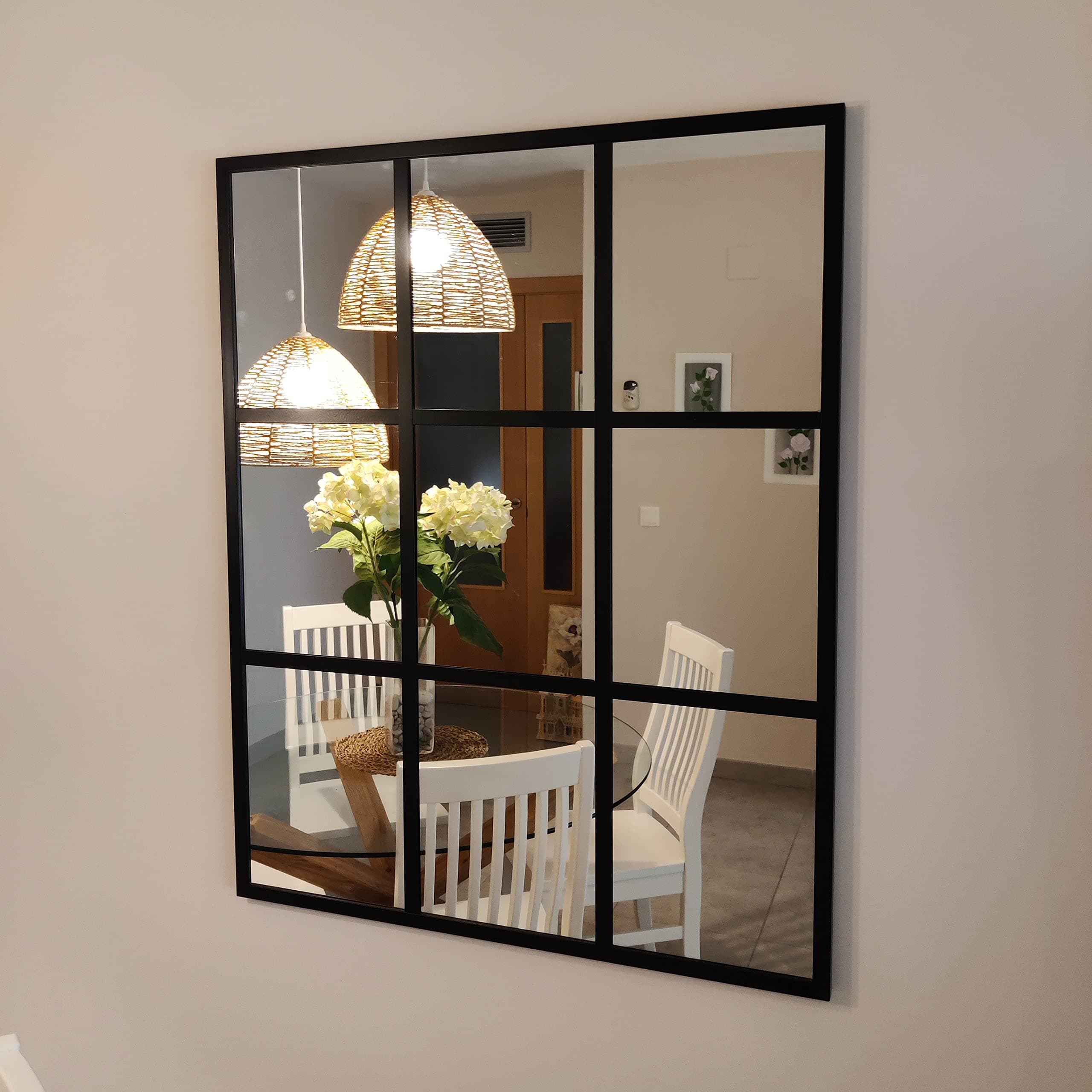 Espejo de pared con marco negro estilo ventana