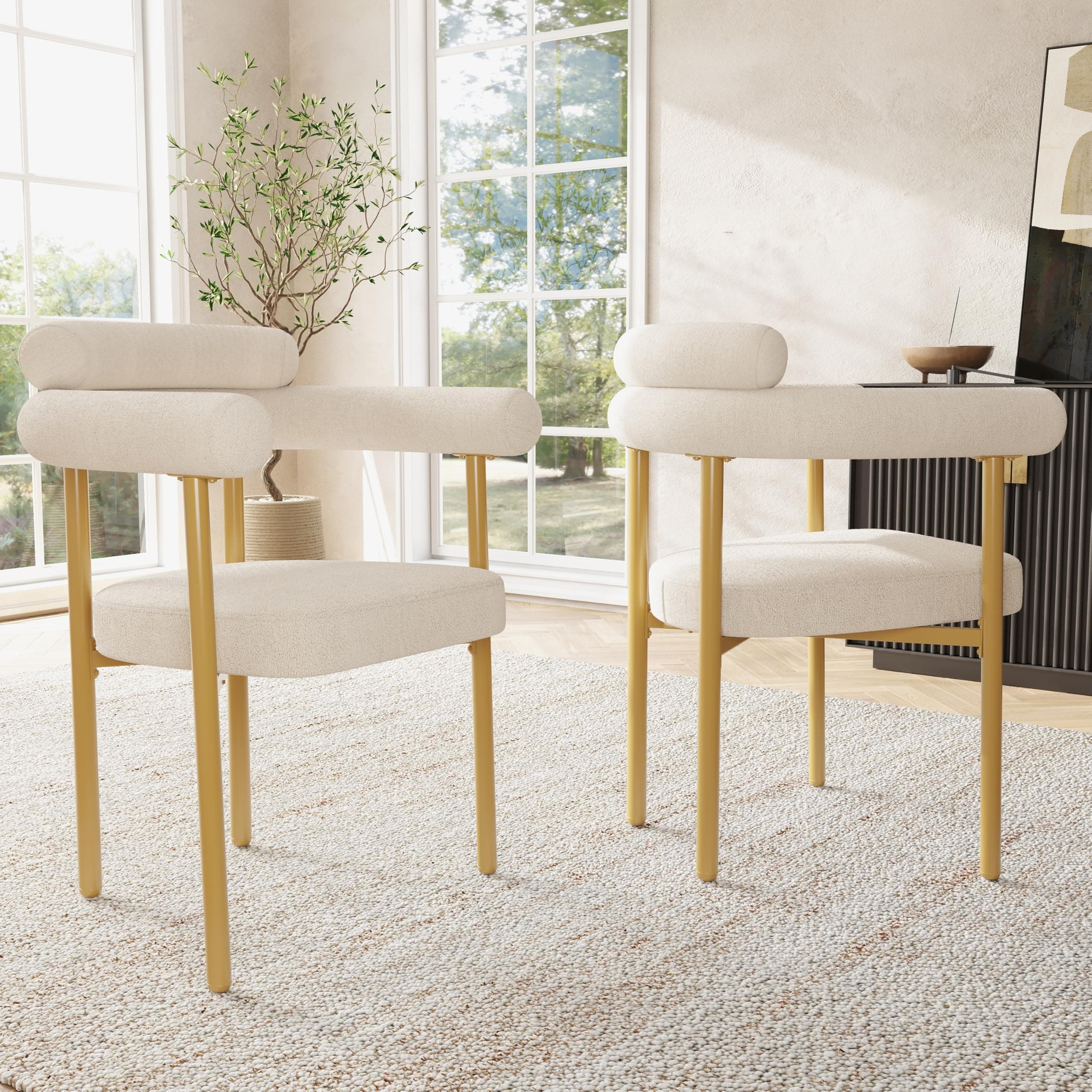 Silla de comedor tapizada en beige con patas doradas