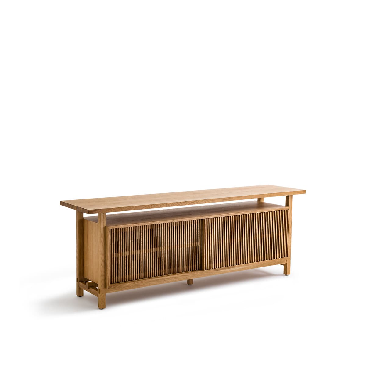 Aparador bajo de madera clara con puertas correderas