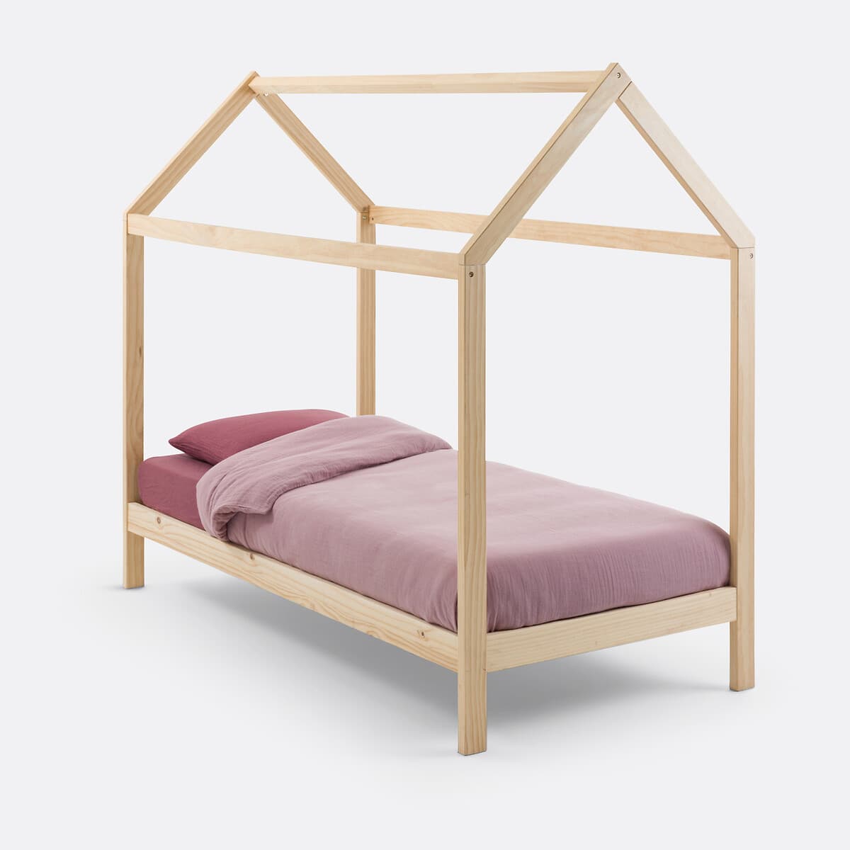 Cama infantil tipo casa de madera clara