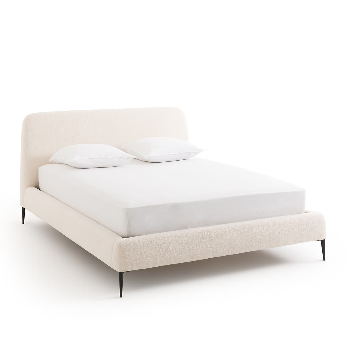 Cama tapizada beige con patas de metal
