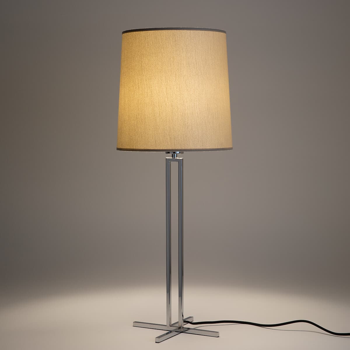 Lámpara de pie con pantalla beige y base cromada