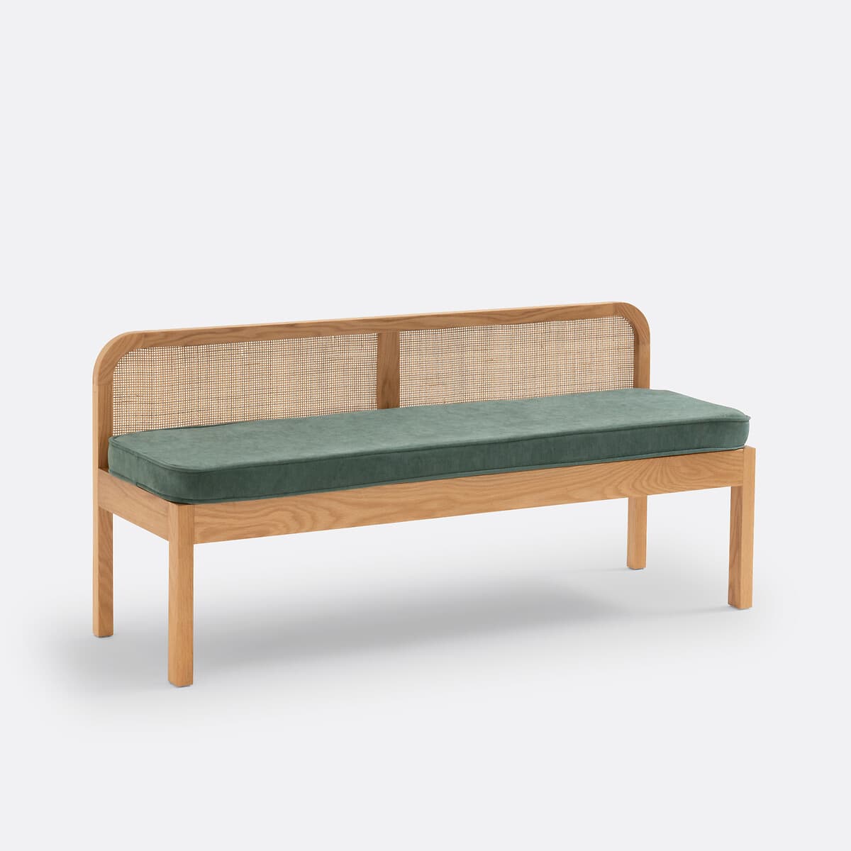 Banco de madera clara y ratán con cojín verde