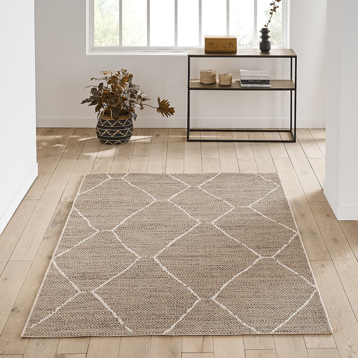 Alfombra geométrica beige y blanca