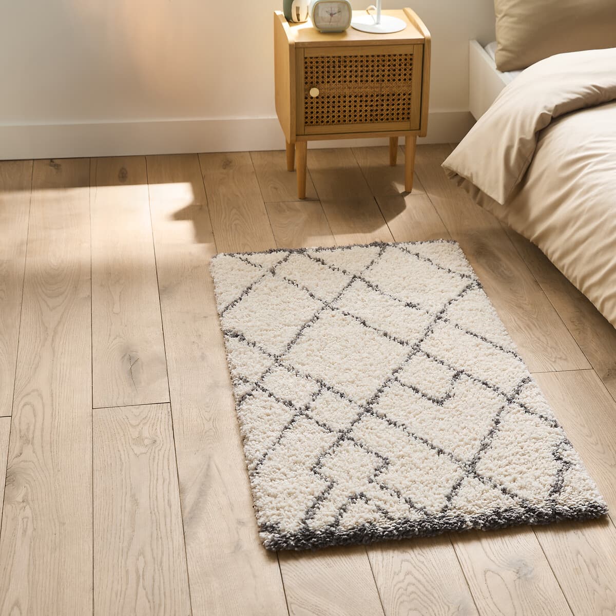 Alfombra de lana con patrón geométrico blanco y gris