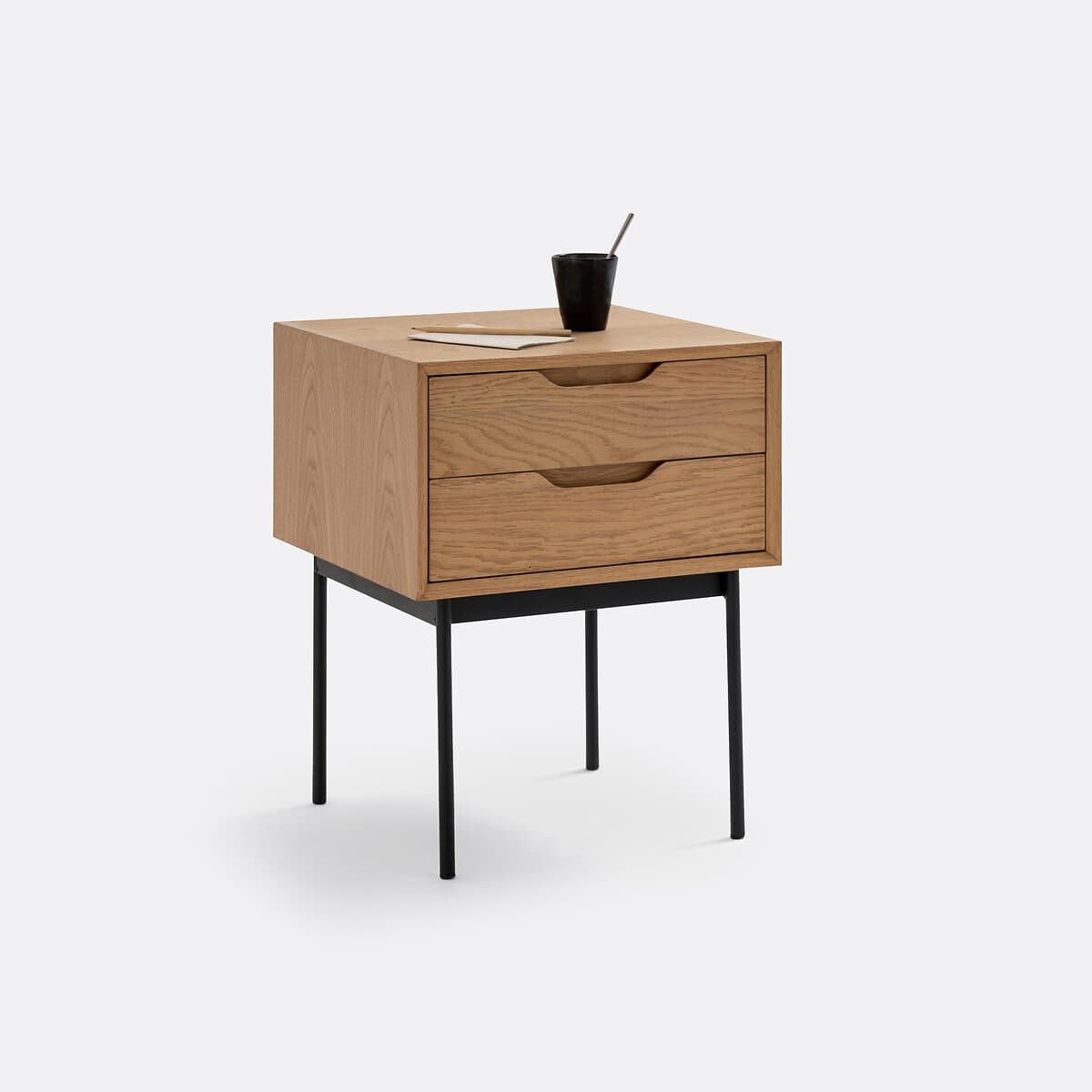 Mesita de noche de madera clara con patas metálicas negras