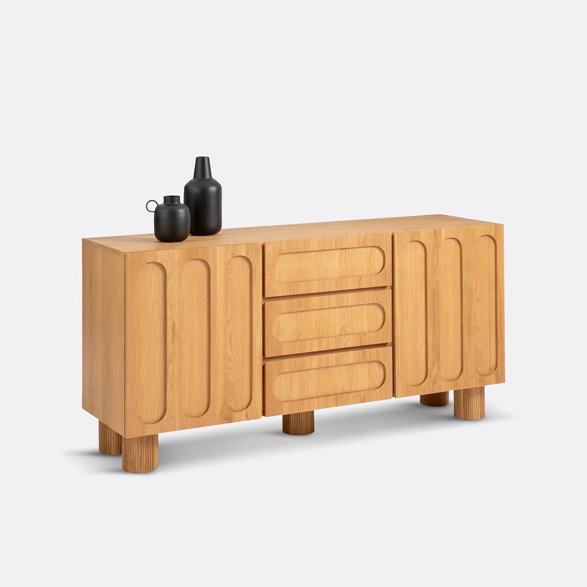 Aparador de madera clara con cajones y puertas redondeadas