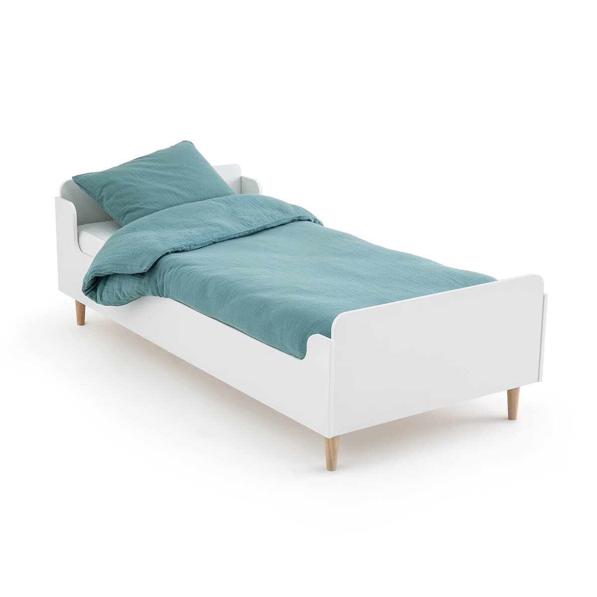 Cama infantil de madera blanca con ropa de cama turquesa