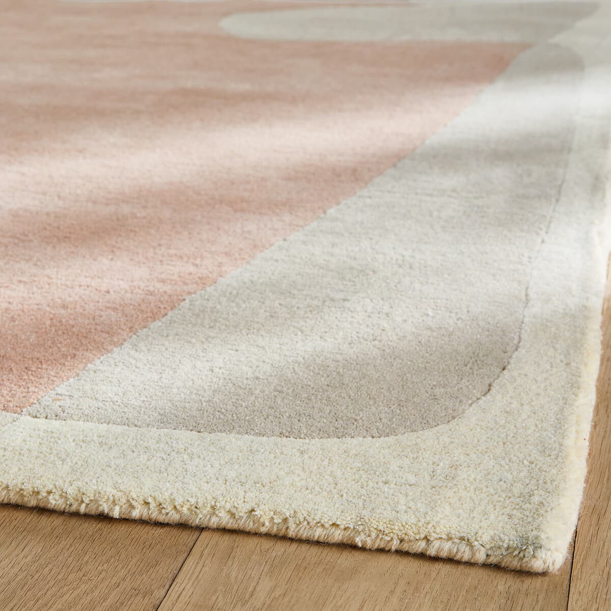 Alfombra geométrica rosa y beige