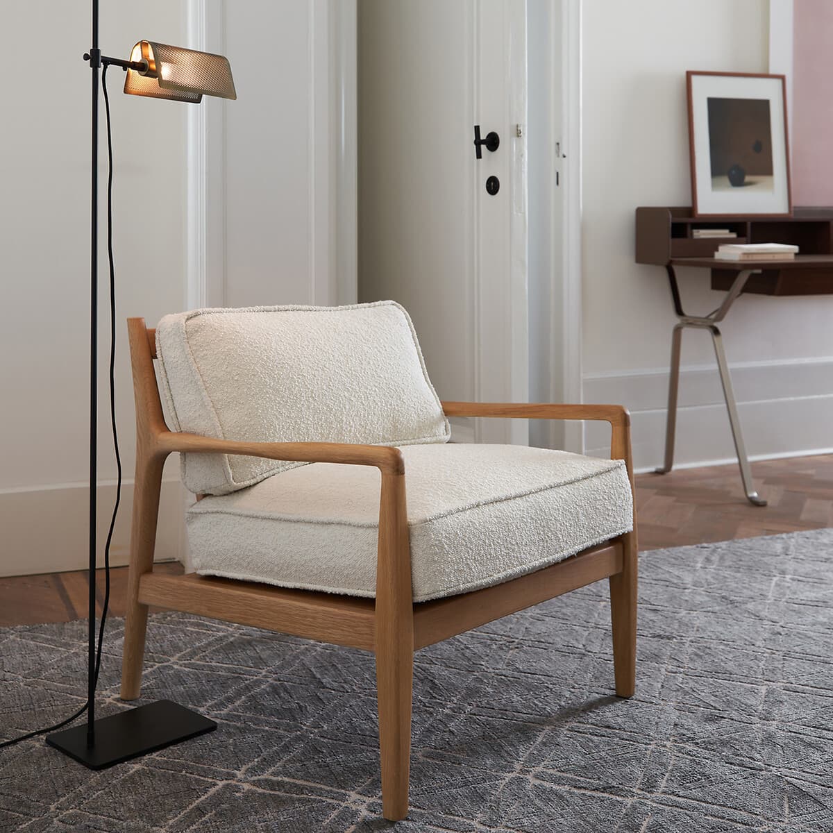 sillón madera clara salón, sillón tapizado bouclé