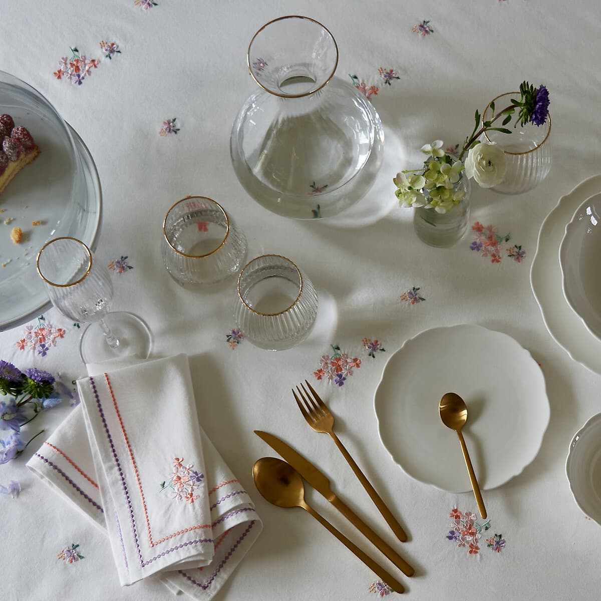 vajilla elegante dorada, juego de mesa festivo