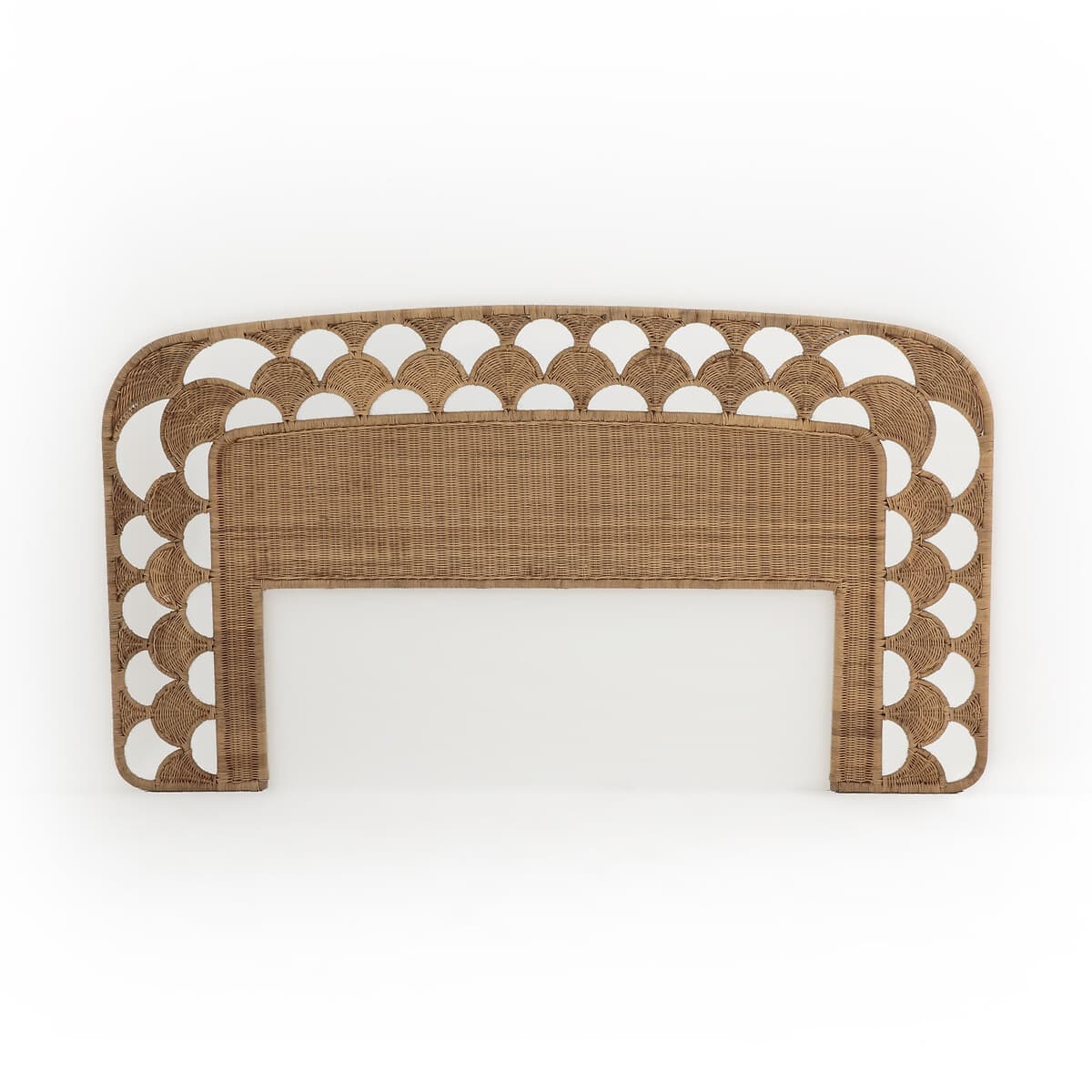 Cabecero de cama de ratán con diseño de conchas