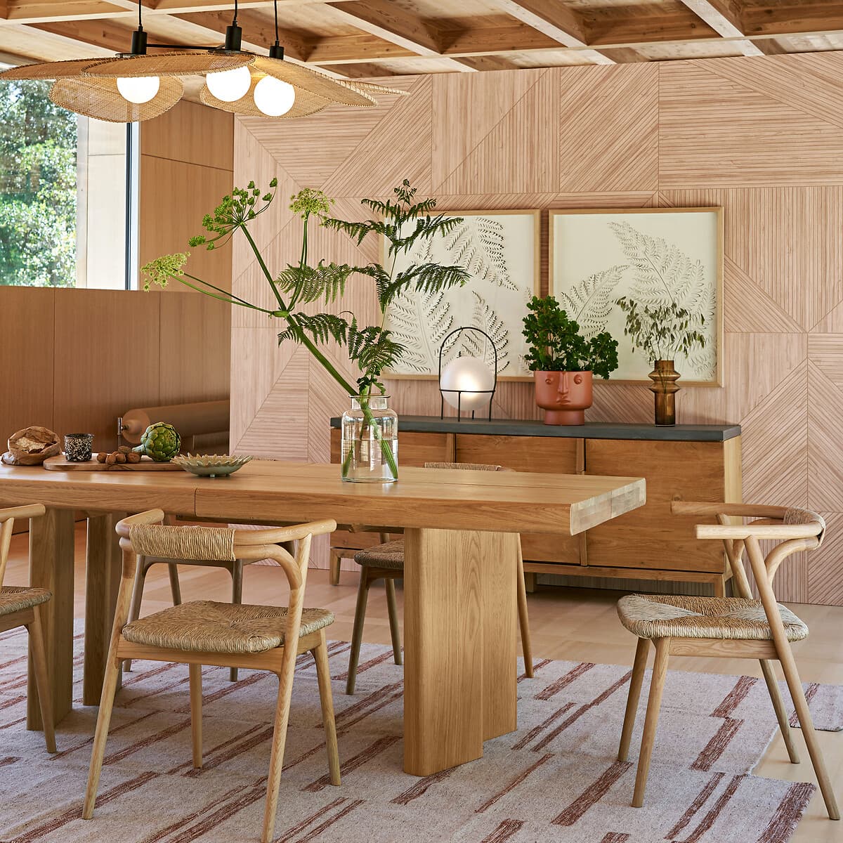 Mesa de comedor de madera maciza con sillas de ratán