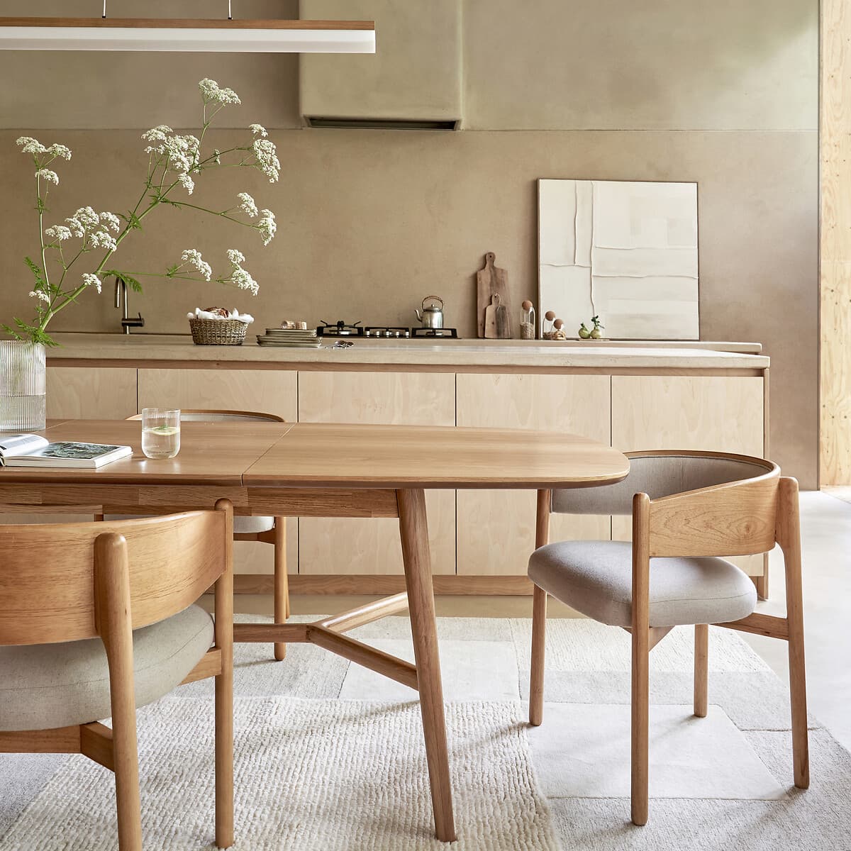 Mesa de comedor extensible con sillas de madera clara