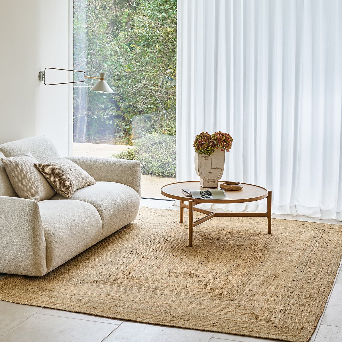 Alfombra de yute natural con borde decorativo