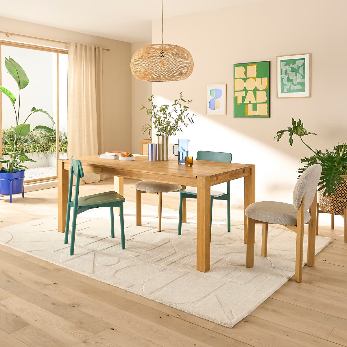 Mesa de comedor rectangular de madera clara con sillas de diseño