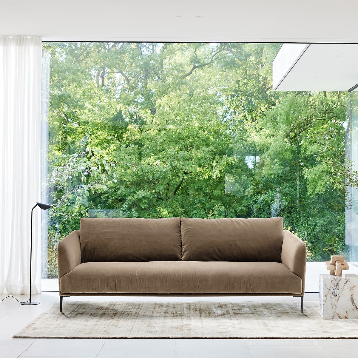 Sofá moderno tapizado en marrón